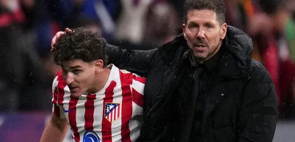 Joueur d'Atlético aidé par l'entraîneur lors du match