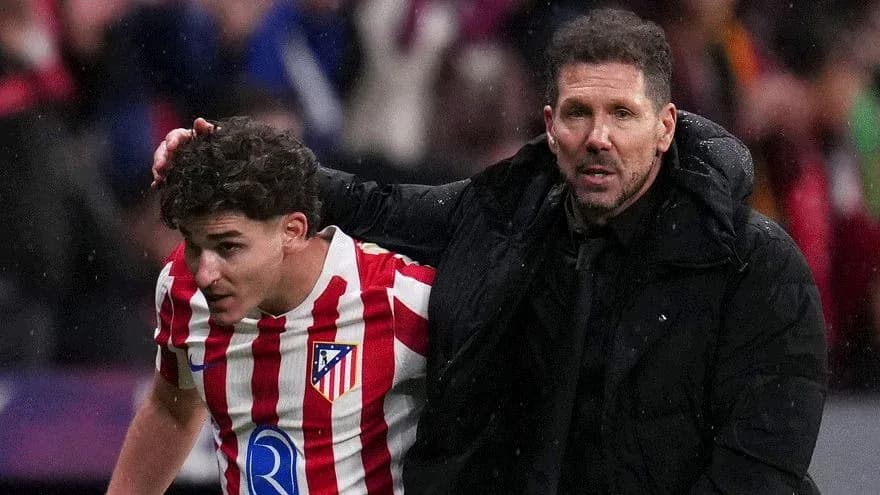 Joueur d'Atlético aidé par l'entraîneur lors du match