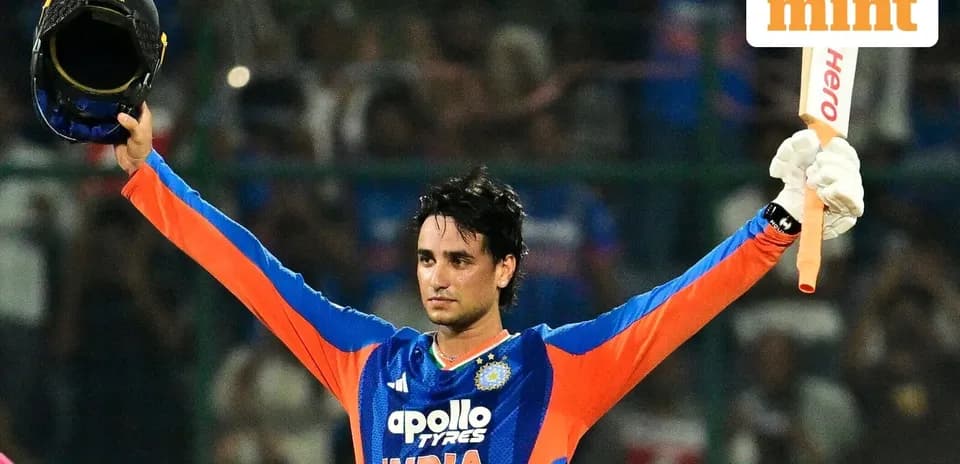 Joueur de cricket levant son casque et sa batte