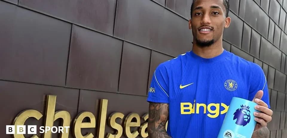 Joueur tenant un trophée près du logo Chelsea