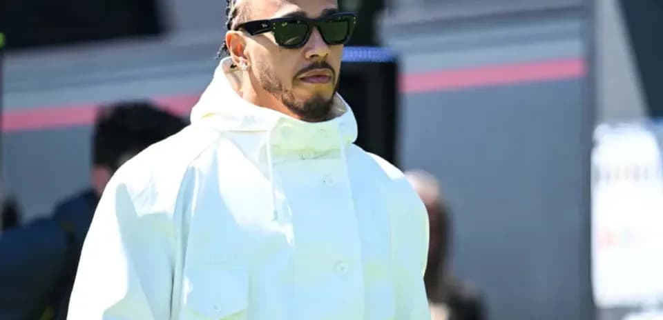 Pilote entrant sur le circuit en tenue blanche