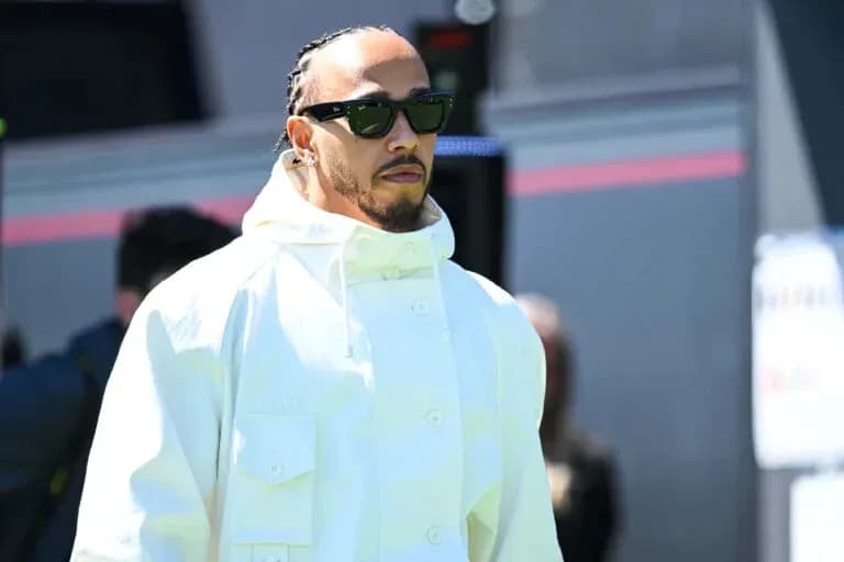 Pilote entrant sur le circuit en tenue blanche