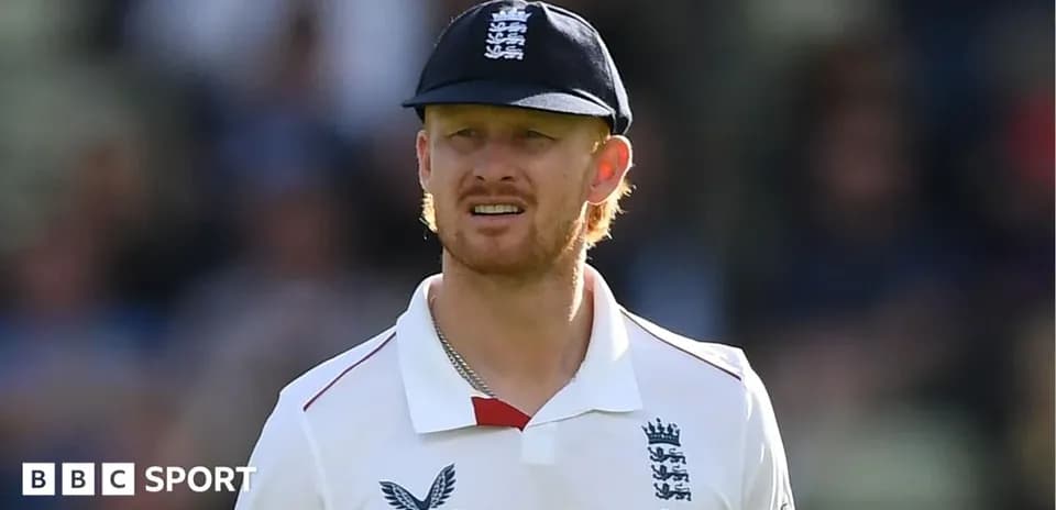 Joueur de cricket en uniforme anglais sur le terrain
