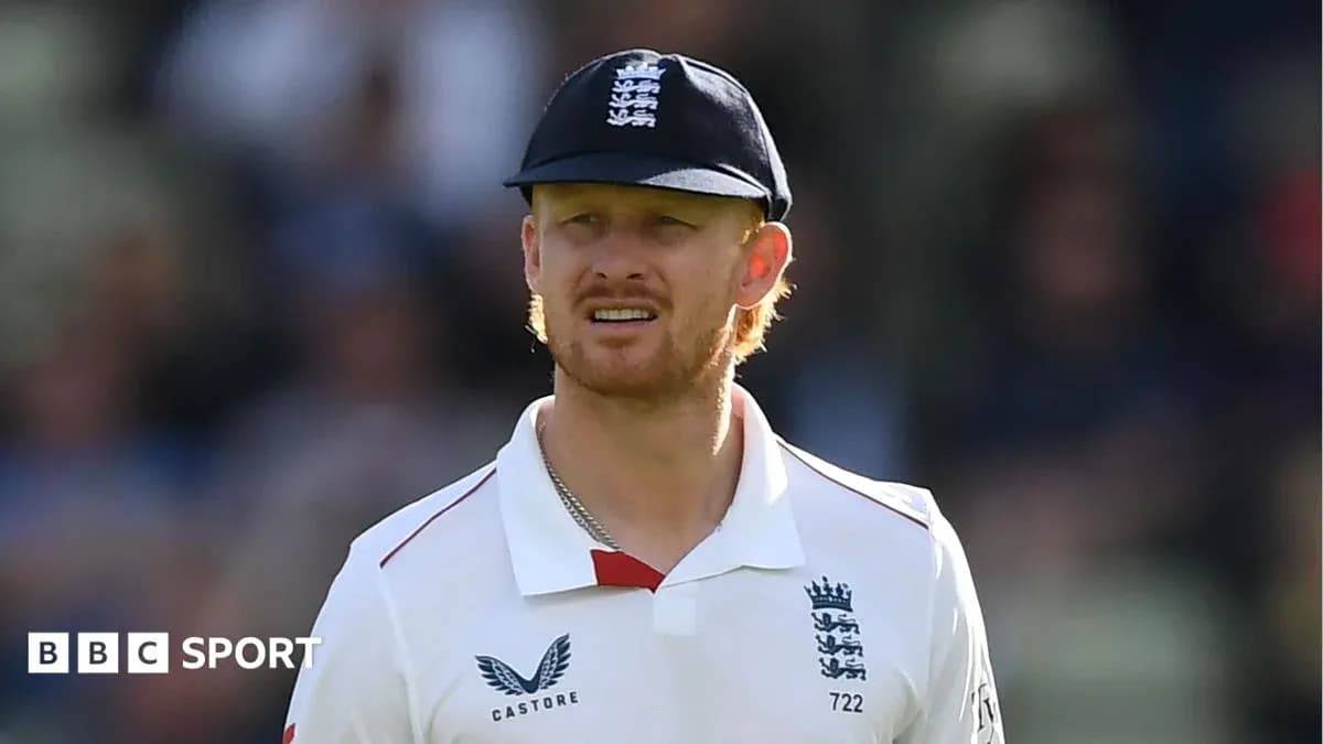 Joueur de cricket en uniforme anglais sur le terrain