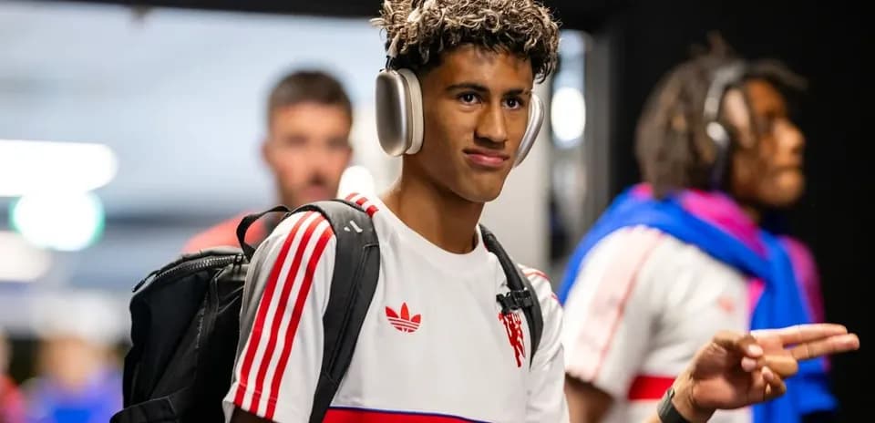 Joueur entrant avec des écouteurs dans le tunnel