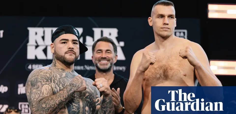 Boxeurs pesant avant le combat avec promoteur