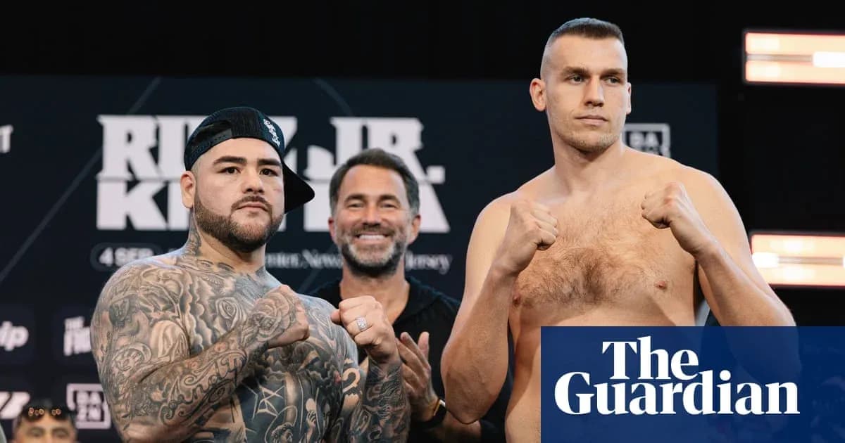 Boxeurs pesant avant le combat avec promoteur