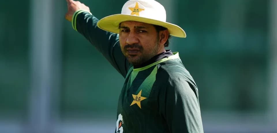 Joueur de cricket désignant une direction pendant l'entraînement