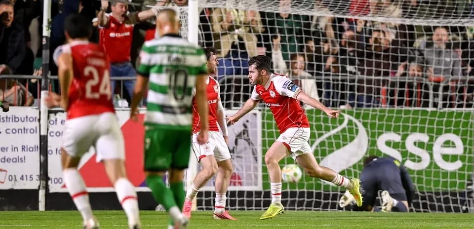 Joueur célébrant un but devant le but adverse