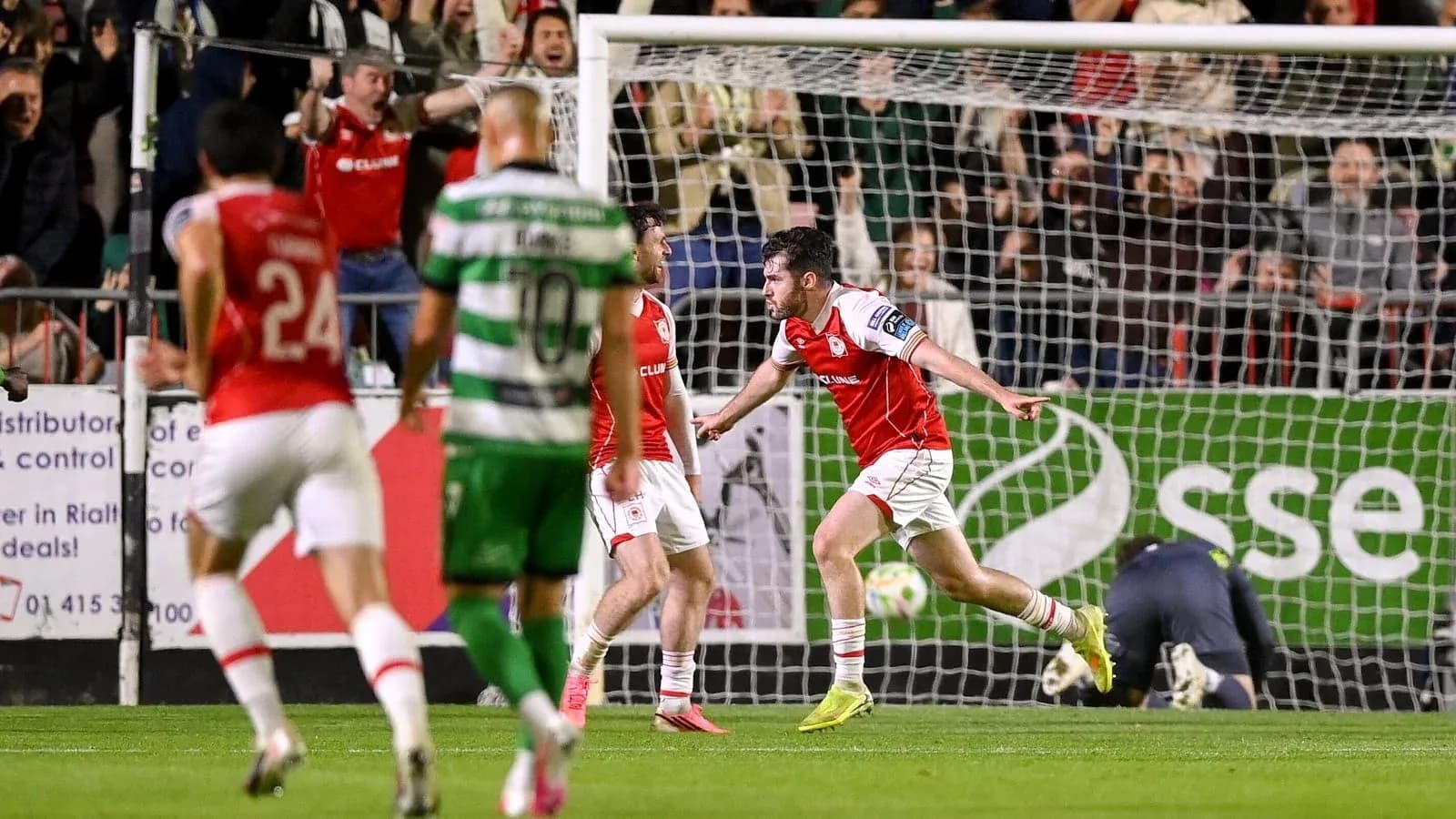 Joueur célébrant un but devant le but adverse