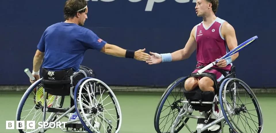 Deux joueurs en fauteuil roulant se serrent la main