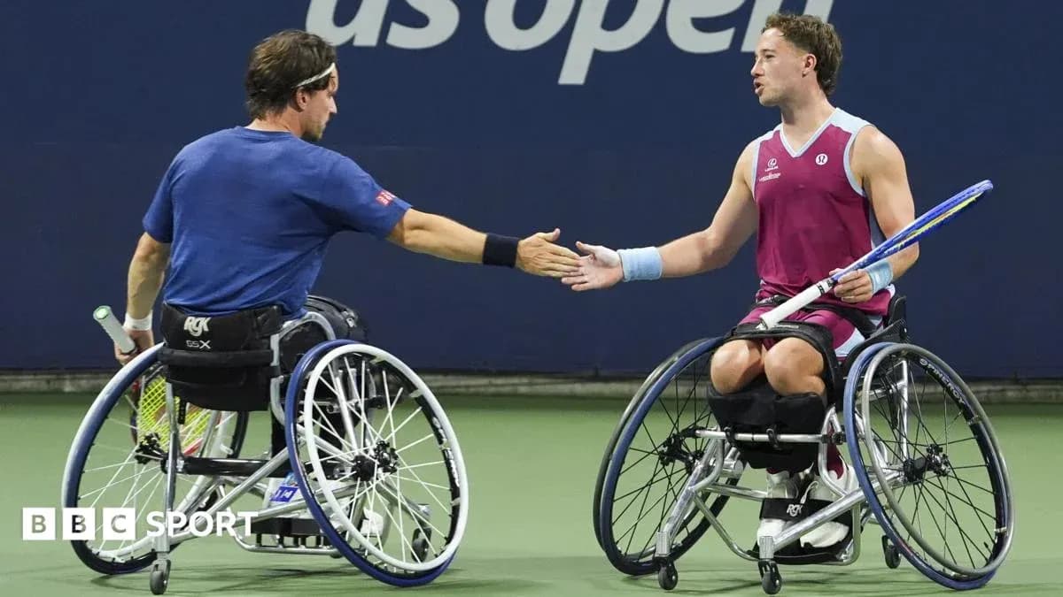 Deux joueurs en fauteuil roulant se serrent la main