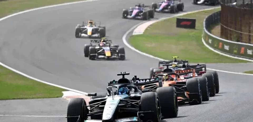 Voiture de Formule 1 en tête de la course
