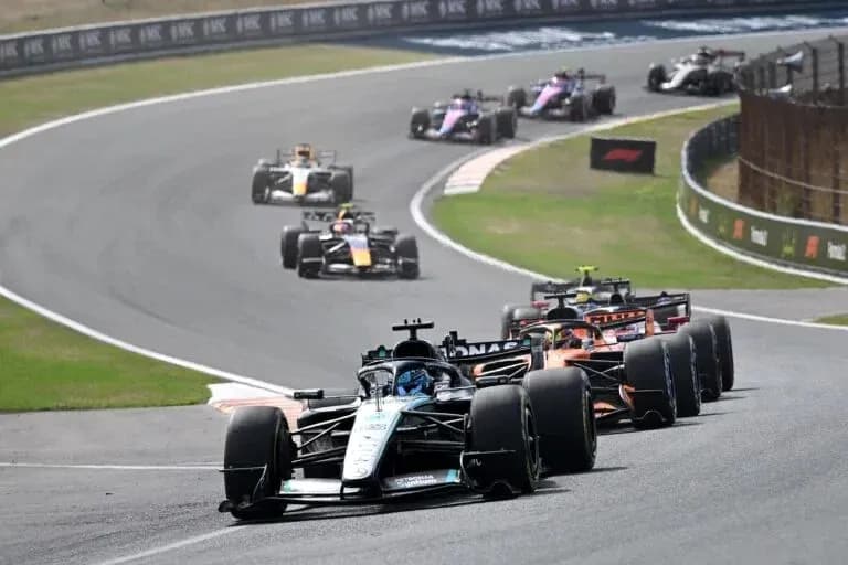 Voiture de Formule 1 en tête de la course
