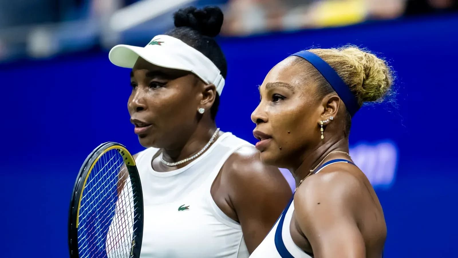 Venus et Serena Williams en discussion sur le court