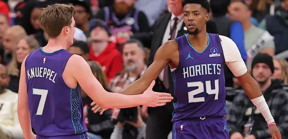 Joueurs des Hornets se congratulant sur le terrain