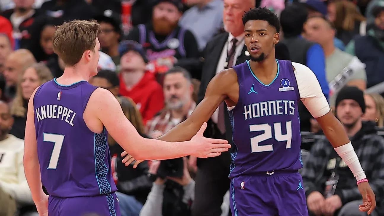 Joueurs des Hornets se congratulant sur le terrain