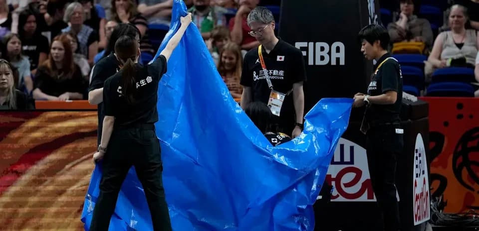 Équipe préparant une bâche bleue sur le terrain