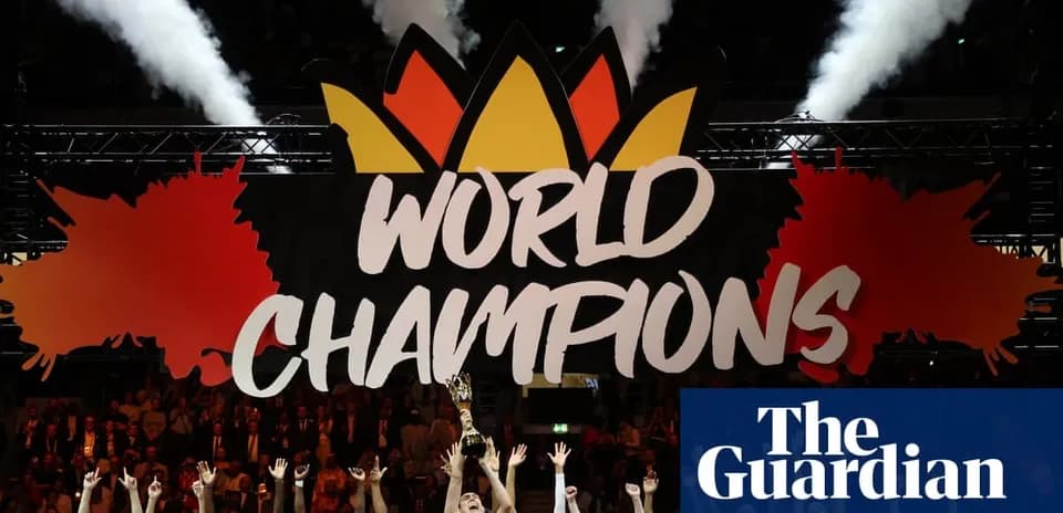 Équipe célébrant leur victoire sous le panneau 'WORLD CHAMPIONS'