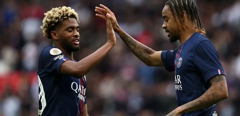 Deux joueurs de PSG se félicitent sur le terrain