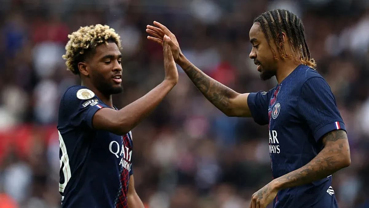Deux joueurs de PSG se félicitent sur le terrain