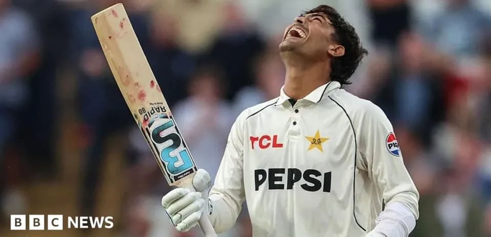 Joueur de cricket célébrant avec sa batte à la main