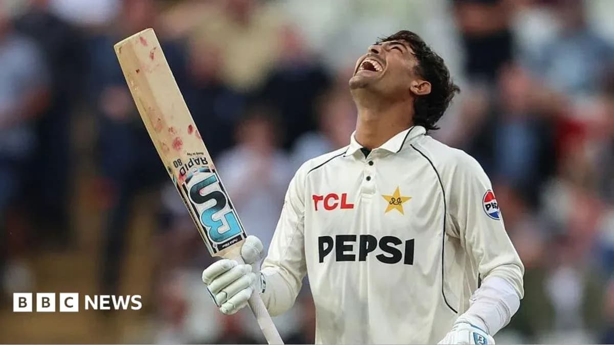 Joueur de cricket célébrant avec sa batte à la main