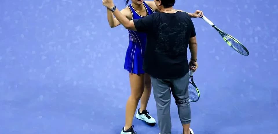 Joueuse de tennis célébrant avec son entraîneur