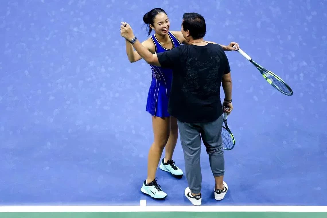 Joueuse de tennis célébrant avec son entraîneur