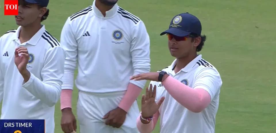 Joueurs de cricket en discussion sur le terrain