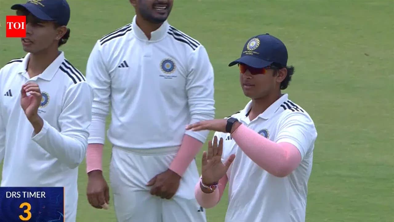 Joueurs de cricket en discussion sur le terrain