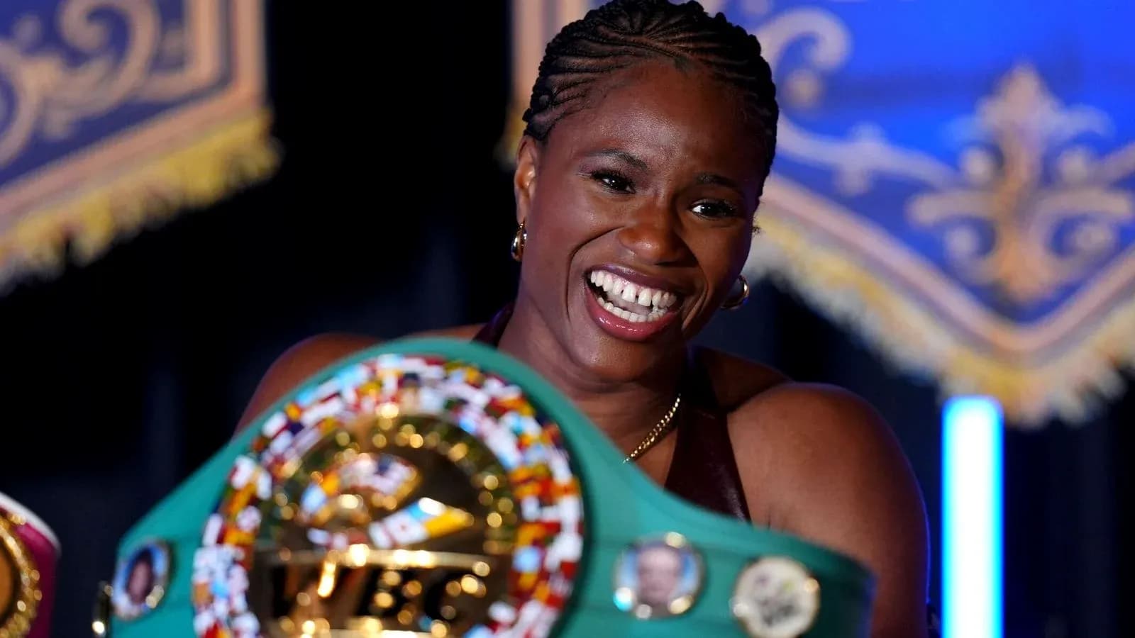 Boxeuse souriante tenant sa ceinture de championne