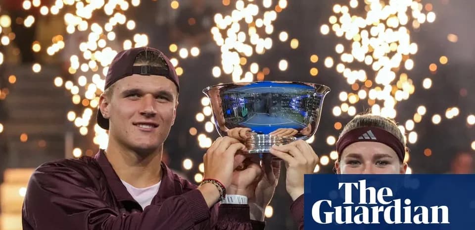 Joueurs tenant le trophée sous des feux d'artifice