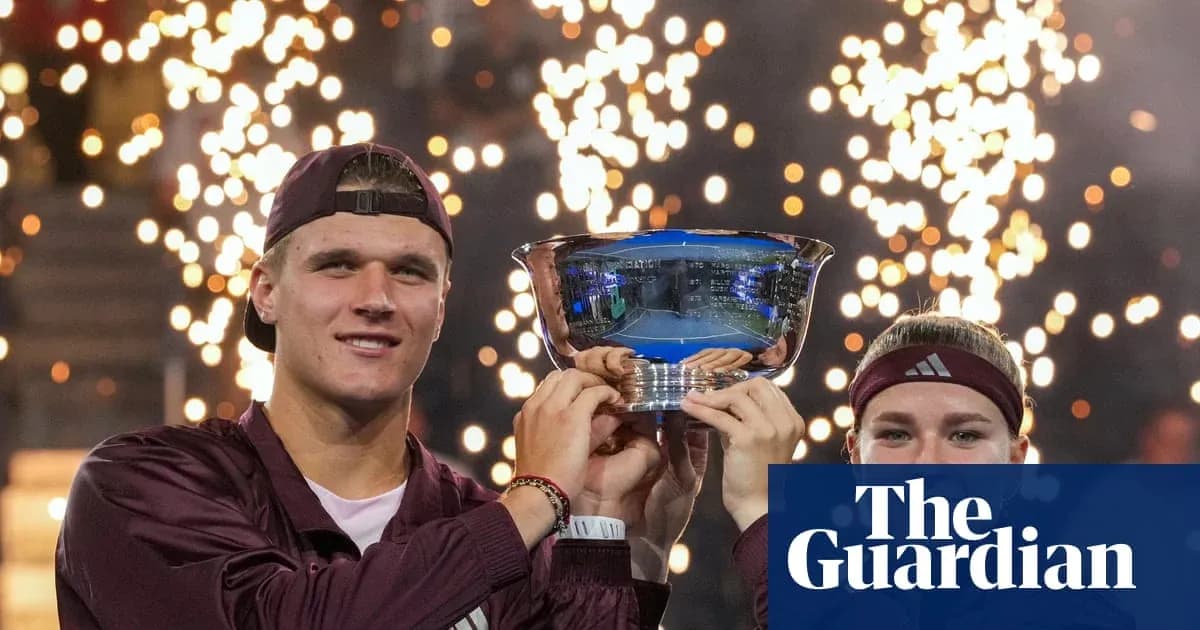 Joueurs tenant le trophée sous des feux d'artifice