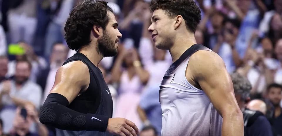 Joueurs se saluant après un match de tennis