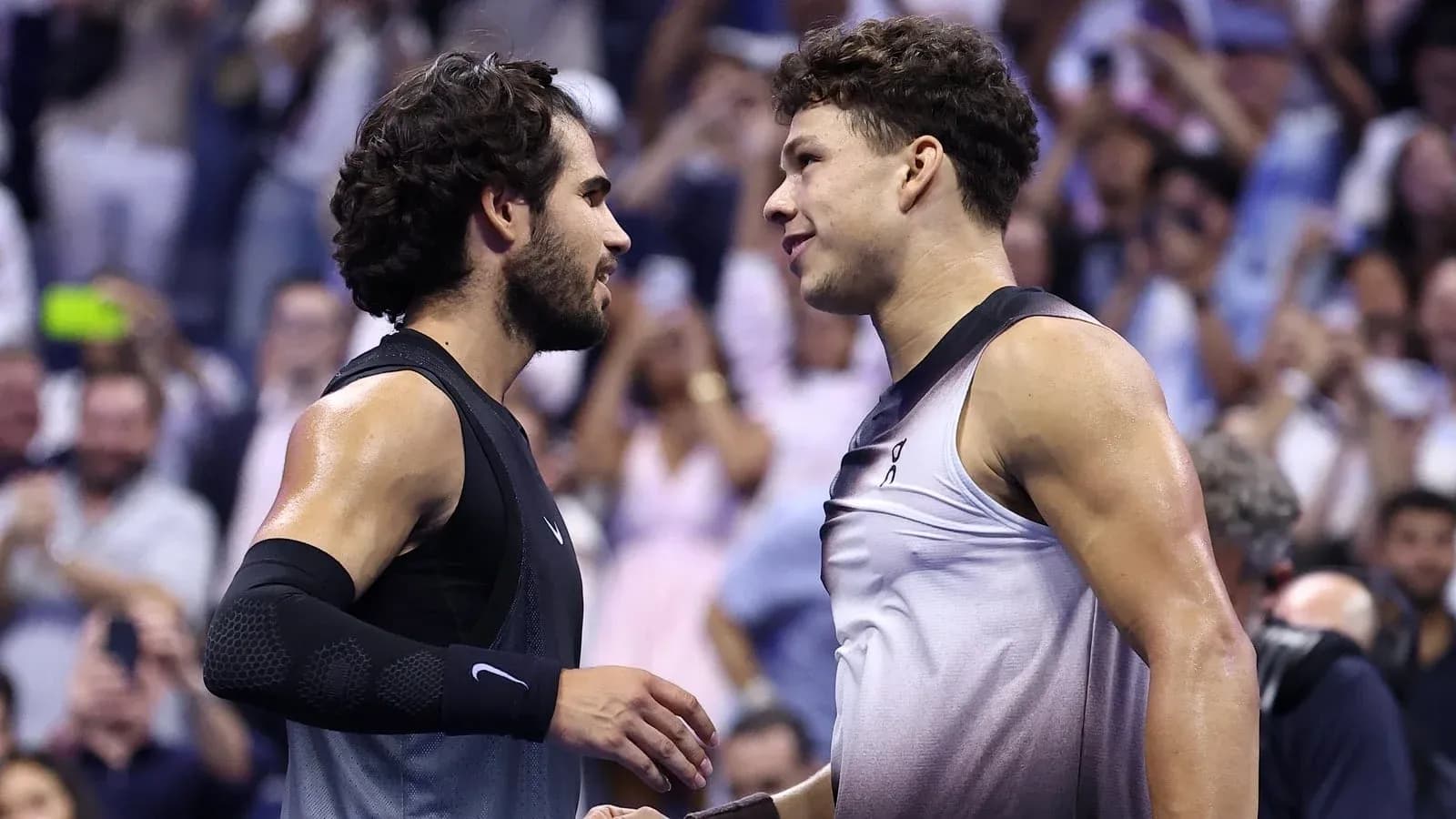 Joueurs se saluant après un match de tennis