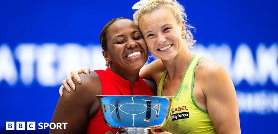 Joueuses posant avec le trophée après le match