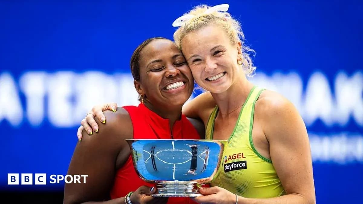 Joueuses posant avec le trophée après le match