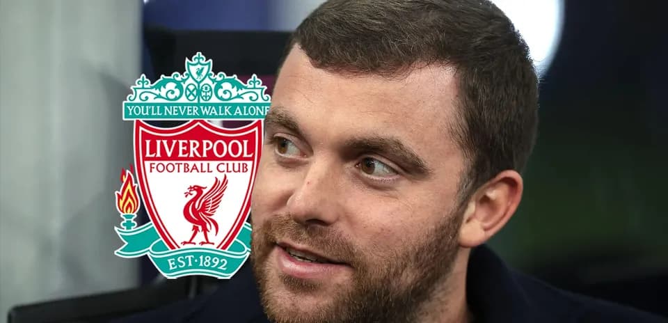 Homme avec le logo de Liverpool en arrière-plan