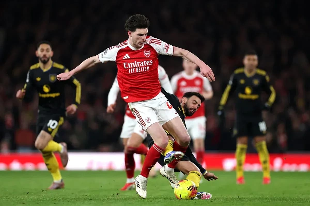 Un joueur d'Arsenal chutant après un tacle