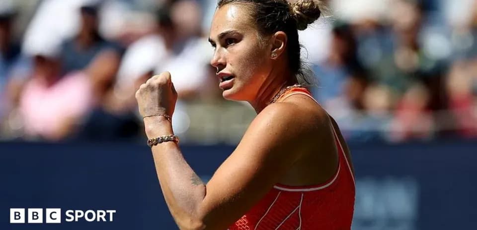 Joueuse de tennis célébrant un point sur le court