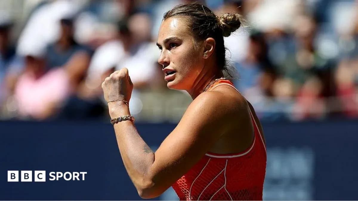 Joueuse de tennis célébrant un point sur le court