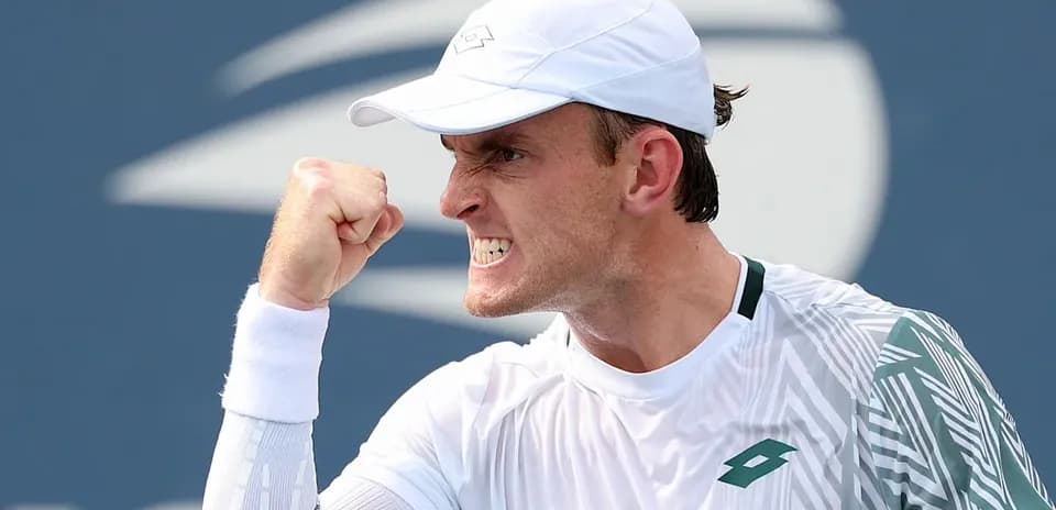 Joueur de tennis célébrant avec un poing levé