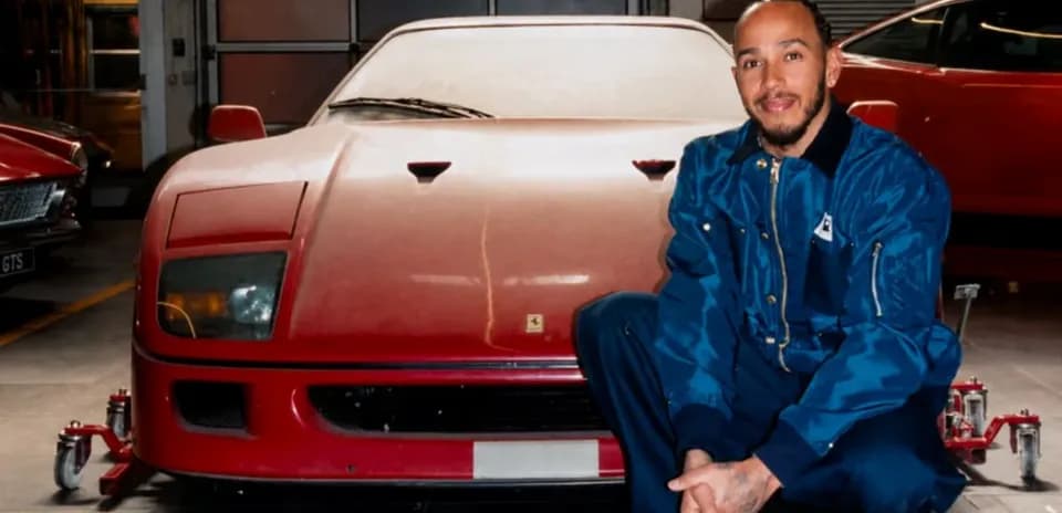 Homme assis près d'une voiture rouge dans un garage