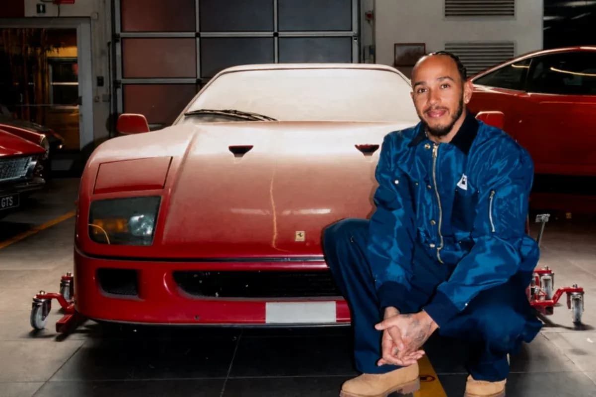 Homme assis près d'une voiture rouge dans un garage