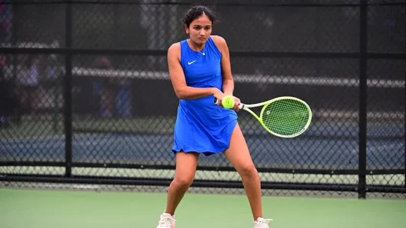 Joueuse de tennis en position de frappe sur court