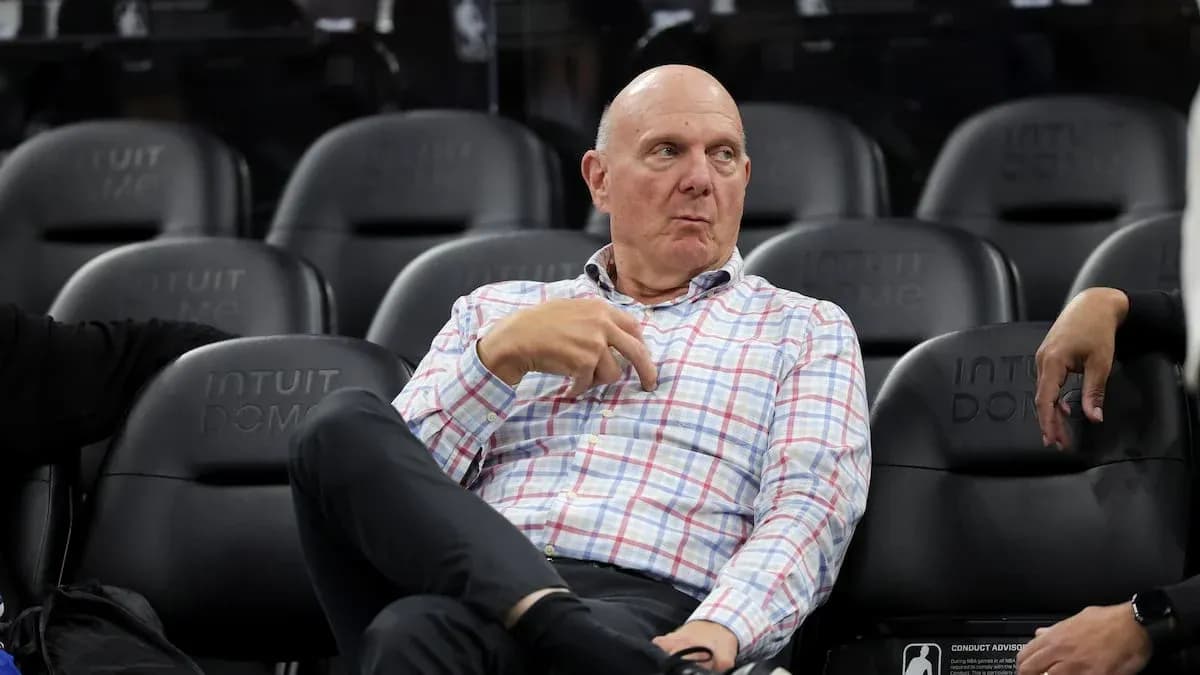 Homme assis sur un banc au Intuit Dome