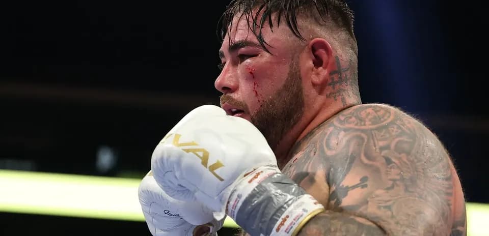 Boxeur avec gants, sang sur le visage