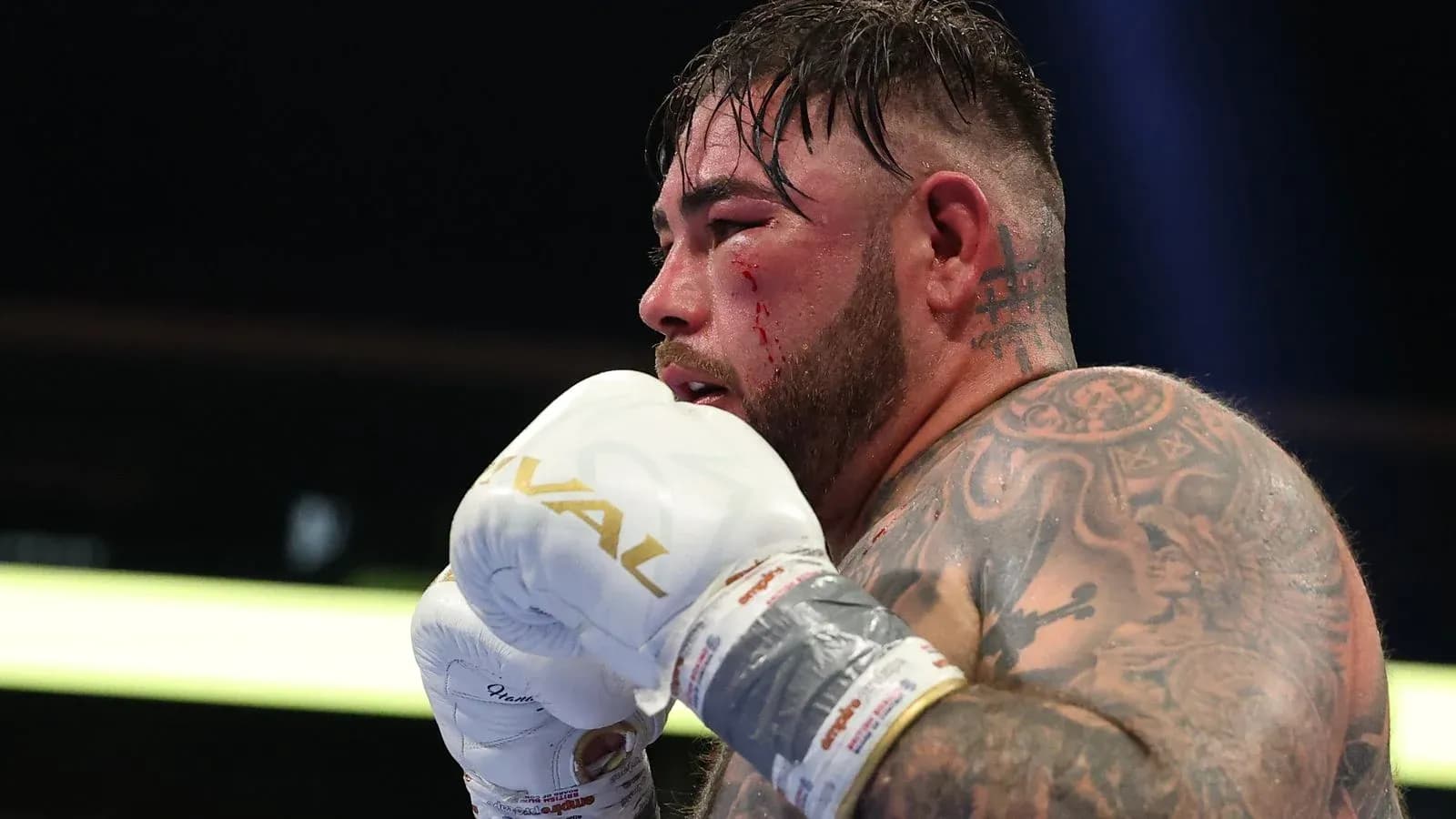 Boxeur avec gants, sang sur le visage