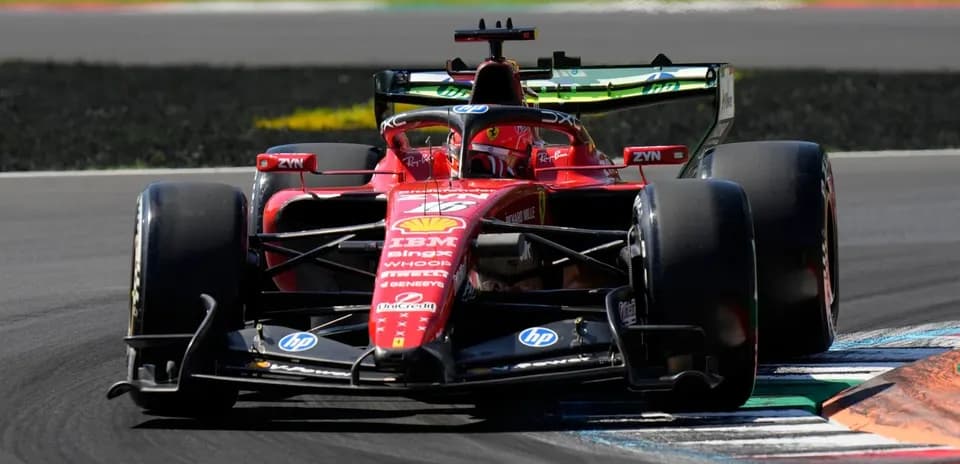 Voiture de F1 Ferrari prenant un virage sur la piste